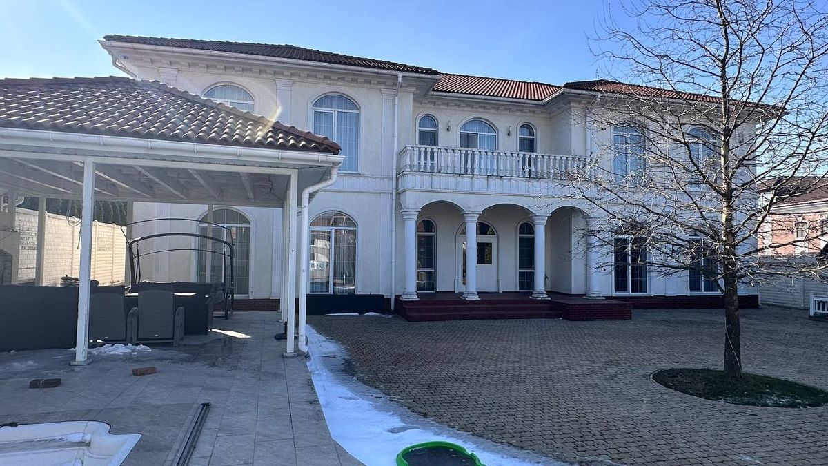 A spacious house is for sale at Sovinion 3